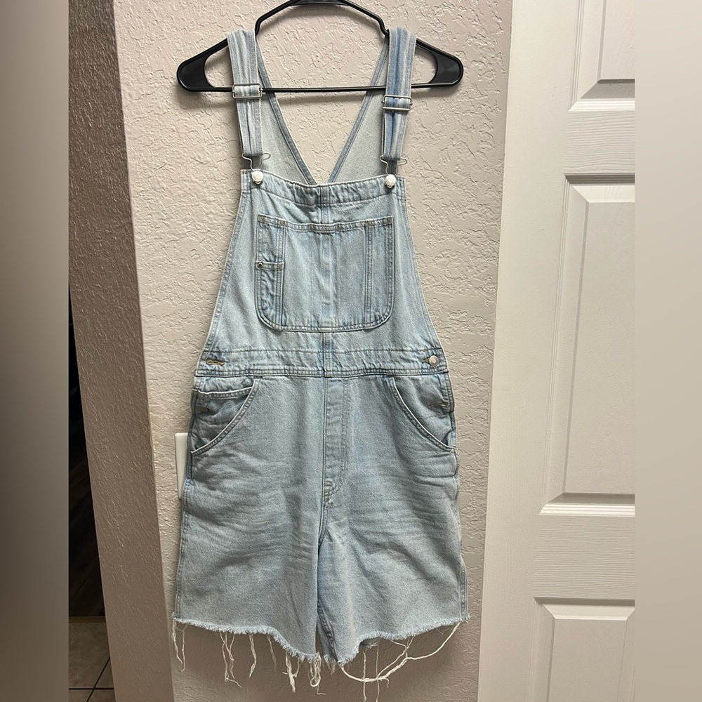 H&M Women's Denim Overalls Shorts Size Medium - Retro 90's/Y2K Style Light Wash